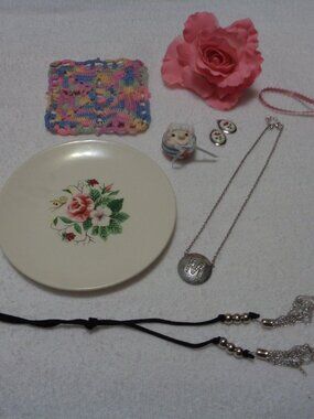 RETRO ROMANCE DRAMA JEWELRY NECKLACES EARINGS POTHOLDER PLATE RIBBON FACE LOT
